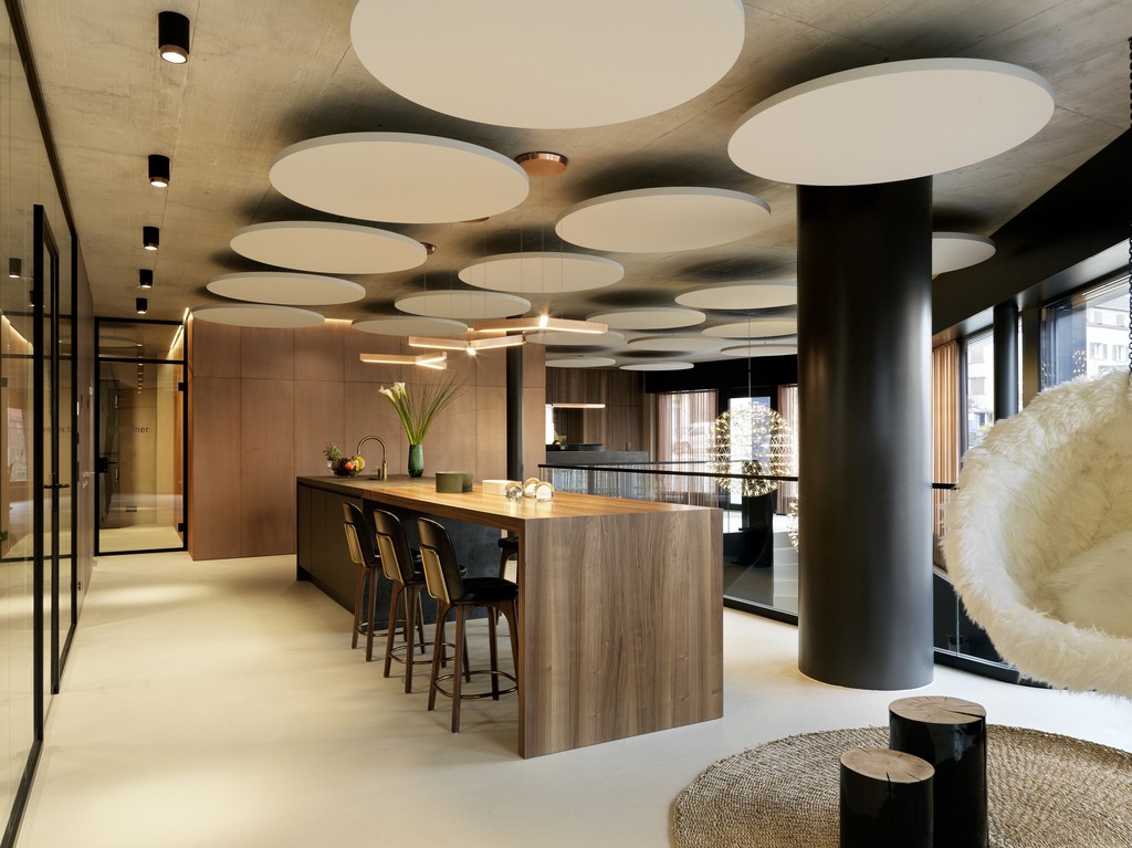 Moderner Showroom mit Kücheninsel und runden Akustikdeckenpaneelen