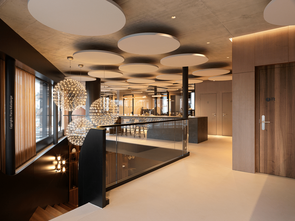 Moderner Showroom mit Kücheninsel und runden Akustikdeckenpaneelen
