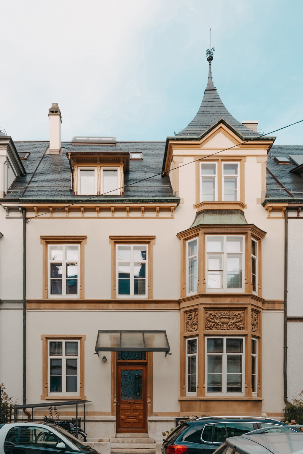 Stadthausfassade mit hochwertigen Fenstern und Swisspacer Lösungen