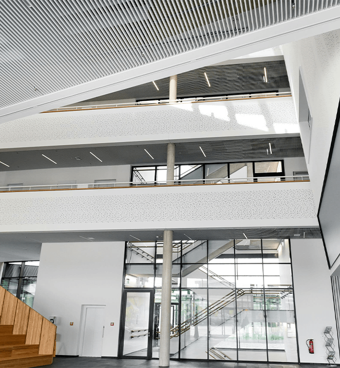 Gebäudeinnenraum von einem Institut mit mehreren Stockwerken