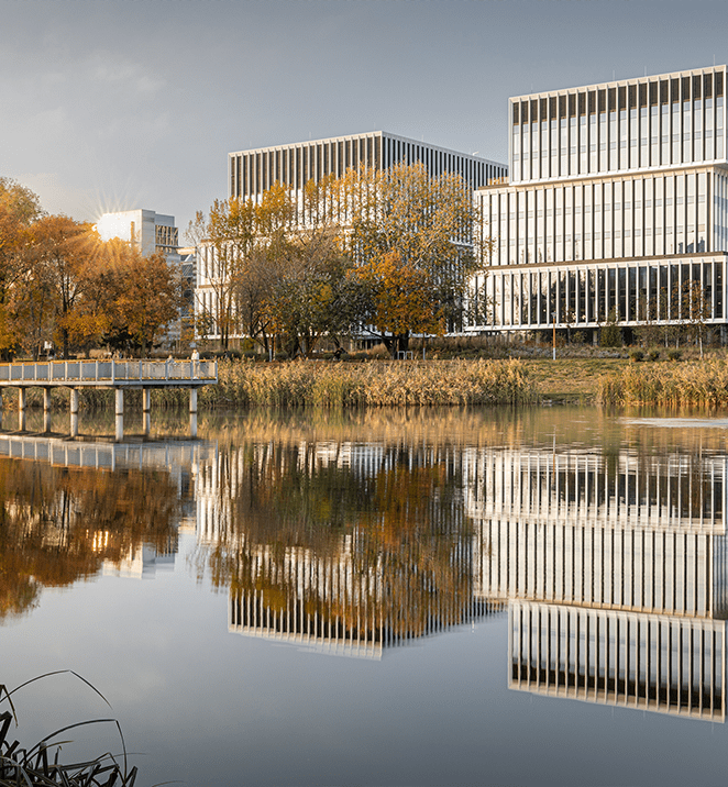 Gebäude an einem Gewässer mit Glasfassade