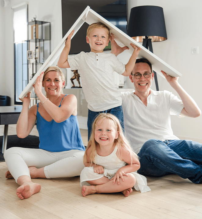 Bild von einer lächelnden Familie in einem Wohnzimmer