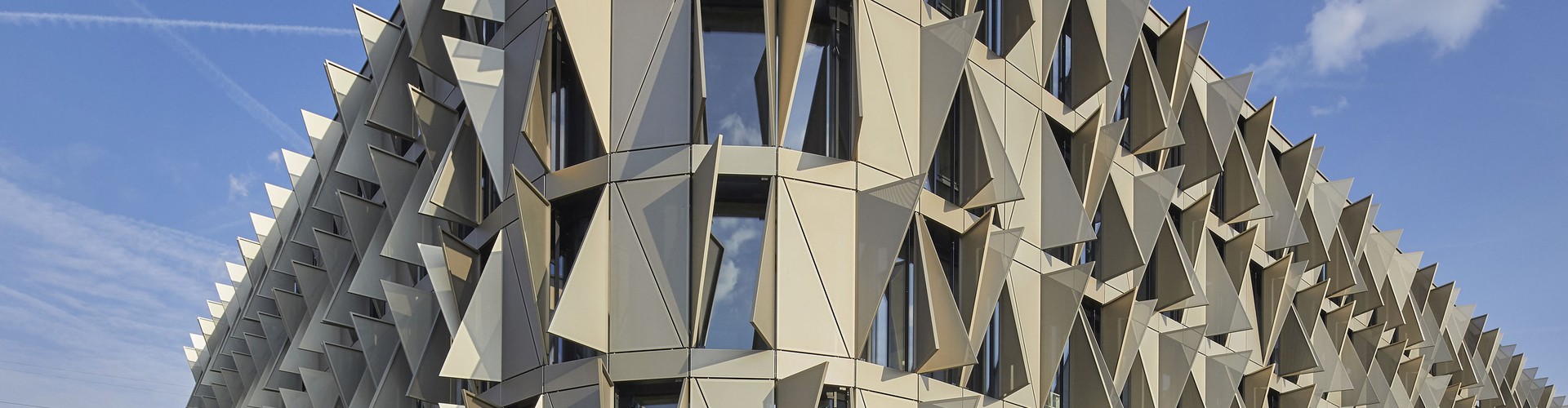 Gebäude mit moderner Fassade