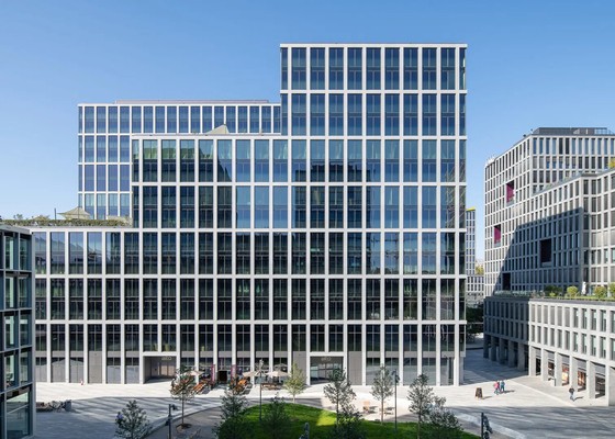 Bürogebäude mit Glasfassade und dynamischem Sonnenschutz durch SageGlass