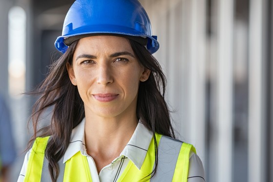 Bauherrschaft auf einer Baustelle mit Schutzhelm und Sicherheitsweste
