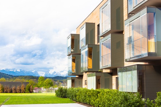 Découvrez l’engagement de Saint-Gobain Suisse pour une construction durable : réduction des émissions, économie circulaire, produits certifiés et responsabilité sociale
