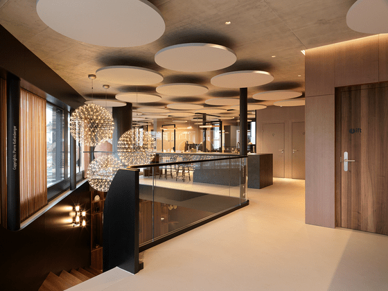 Moderner Showroom mit Kücheninsel und runden Akustikdeckenpaneelen