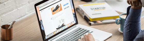 Digitale Arbeit am Laptop als Beispiel für verfügbare Tools und Services