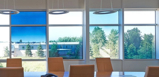 Intérieur avec de grandes fenêtres et des vitres solaires dynamiques de SageGlass