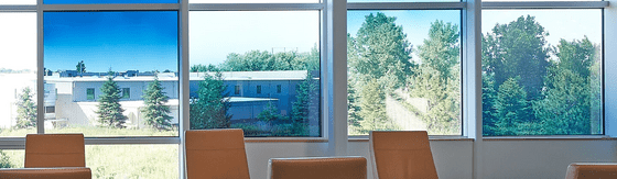 Innenraum mit grossen Fensterflächen und dynamischem Sonnenschutzglas von SageGlass